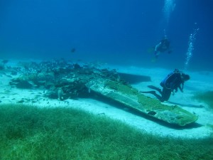 seaplane_halo_lg Sand 'halo' around the submerged plane.