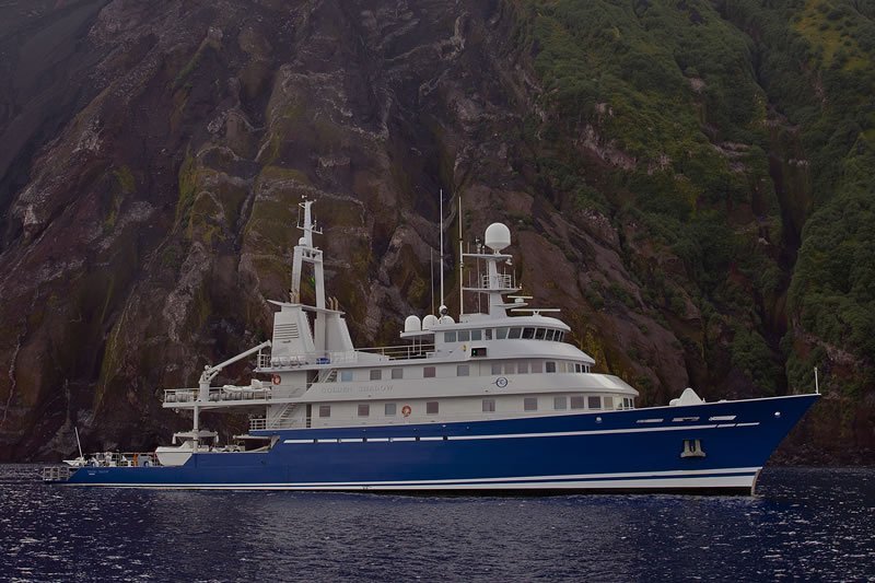 M/Y Golden Shadow says farewell to Papeete