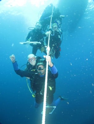 Divers conducting a ~5m/15ft safety stop on the anchor line